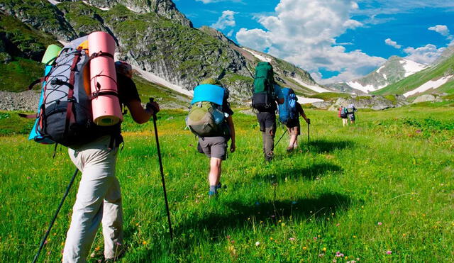 El senderismo es una actividad popular en todo el mundo, atrayendo a entusiastas de la naturaleza a recorrer paisajes espectaculares. Foto: Diagonal Mar