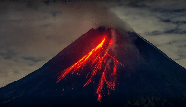 La erupción del volcán Lewotobi Laki-Laki en Indonesia ha causado al menos 10 muertes y ha obligado a evacuar varios poblados en la isla de Flores debido a una intensa caída de cenizas. Foto: AFP