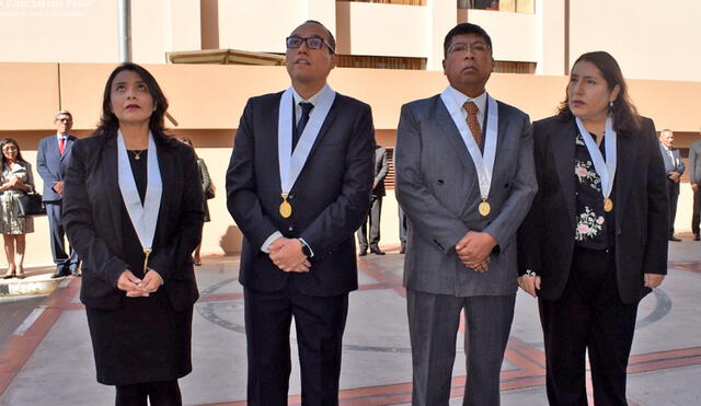 La Corte Superior de Justicia de Arequipa conmemora efemérides judiciales en su ceremonia mensual de símbolos patrios.