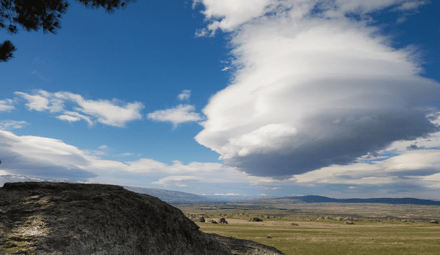 La "Taieri Pet" es una nube de tipo altocúmulo lenticular que destaca por mantenerse inmóvil sobre la misma región de Otago, Nueva Zelanda. Foto: Dunedin NZ