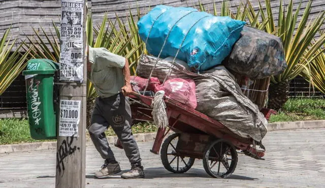 El dinero hallado estaba organizado en fajos y guardado en bolsas plásticas dentro de la caja. Foto: Universo Centro