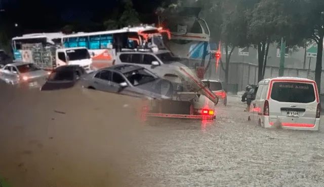 La alcaldía de Bogotá publicó imágenes de bomberos usando lanchas inflables para moverse entre los vehículos atrapados para ayudar a personas afectadas. Foto: composición LR/Canal 1/El Colombiano