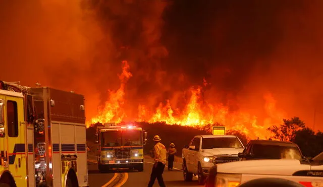 Los bomberos combaten un incendio forestal en el noroeste de Los Ángeles, evacuando a más de 14.000 personas en California por condiciones climáticas extremas que agravan la situación. Foto: composición LR/AFP.