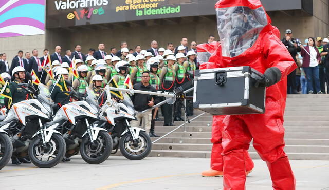 Policías expertos en explosivos y otras amenazas mostraron ayer sus habilidades. Créditos: Andina.