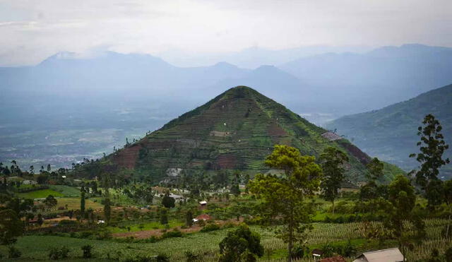 Gunung Padang, en Indonesia, es considerado el sitio de la "pirámide más antigua del mundo", datada en 25,000 años, con lo que supera a las pirámides egipcias por más de 20,000 años. Foto: Shutterstock