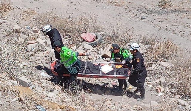 Agentes de la Policía realizaron el rescate del cadáver de una torrentera en Arequipa. Foto: PNP