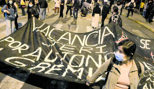 Los estudiantes exigen la renuncia de la rectora, pues consideran que ha hecho una mala gestión. Foto: Miguel Vásquez/La República