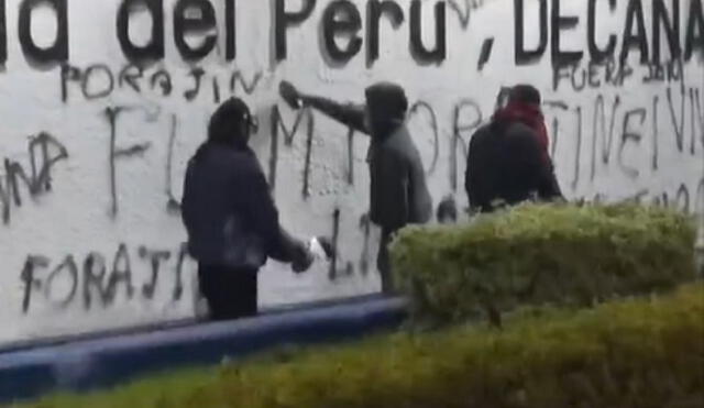 Tres hombres realizaron pjntas en muro histórico de San Marcos. Foto: difusión