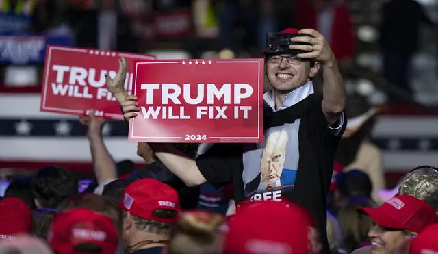 Los votantes de Donald Trump confían en sus promesas de mejorar la economía. En la imagen, con carteles que dicen “Trump lo arreglará”. Foto: AFP