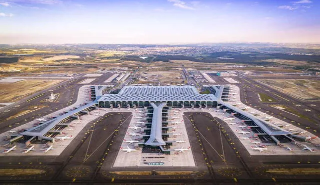 Este aeropuerto, reconocido como el mejor conectado del mundo, tiene capacidad para 200 millones de pasajeros. Además, se prevé añadir vuelos a Perú y Chile para 2025, ampliando su alcance en la región. Foto: Daily Sabah