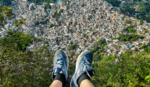 Viajar a países con altos niveles de inseguridad y conflictos requiere precauciones adicionales. Es crucial estar bien informado, registrar tu viaje en la embajada. Foto: Pexels