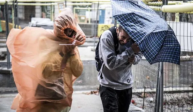 La Aemet emitió un aviso rojo por fuertes lluvias en varias zonas de Andalucía y Cataluña, con acumulaciones de hasta 180 mm en Tarragona. Se prevé un impacto severo en Málaga y áreas cercanas. Foto: Jordi Cotrina / El Periodico