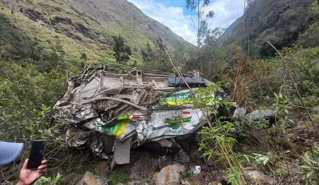 Tragedia. Así quedó la miniván que cayó a un abismo de 200 metros de profundidad. Uno de los fallecidos es el conductor. Foto: La República