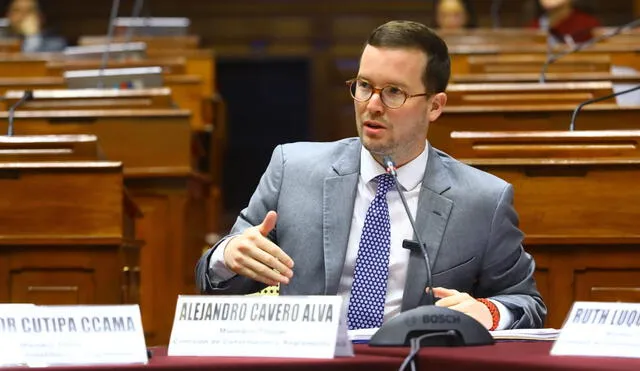 Alejandro Cavero defendió el bono navideño de S/1.700 frente a la prensa. Foto: Congreso