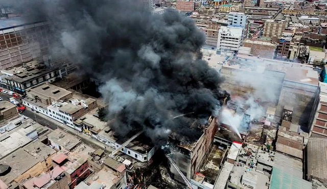 El incendio en Lima ha movilizado a 40 unidades de bomberos. Foto: Miguel Vásquez/La República