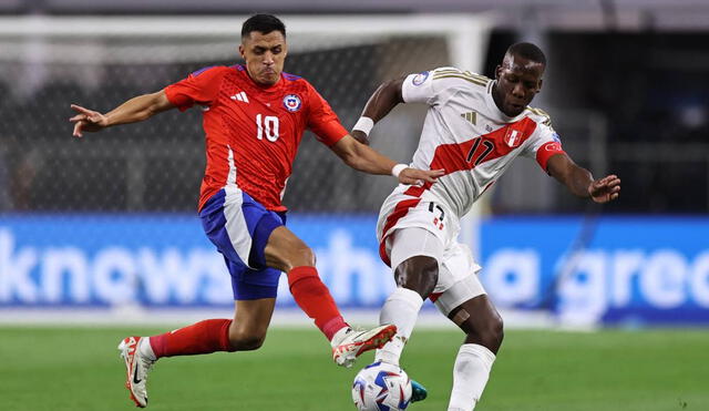 En su más reciente enfrentamiento, Perú y Chile empataron sin goles en la primera fecha de la Copa América. Foto: AFP