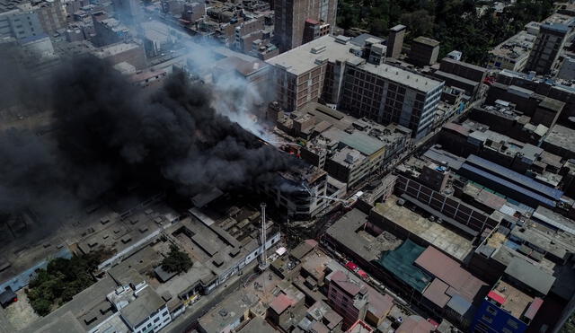 Contaminación del aire. Humareda se expandió por cuatro distritos, según Senamhi. Fueron al lugar 30 unidades de bomberos.