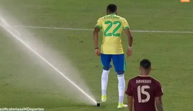 Los aspersores de la cancha de Maturín se activaron en la recta final de partido entre Venezuela y Brasil. Foto: captura/Movistar Deportes