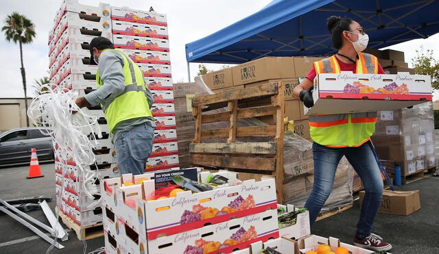 Los bancos de alimentos en California desempeñan un papel crucial en la lucha contra el hambre, proporcionando alimentos a millones de personas cada año. Foto: Grist