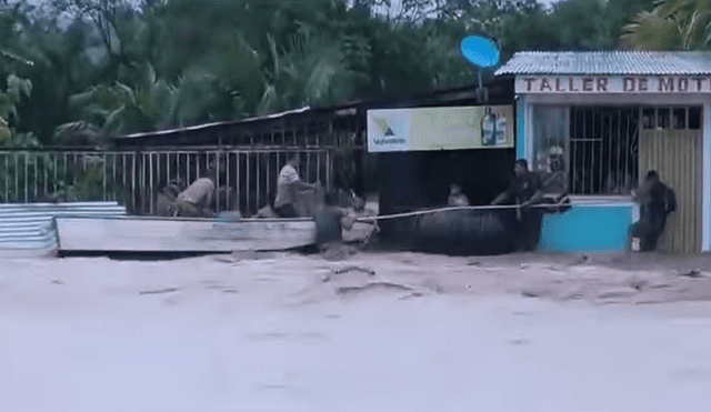 Pobladores usan sogas y llantas para salir de sus viviendas que quedaron inundadas. Foto: captura de pantalla/Tarapoto noticias