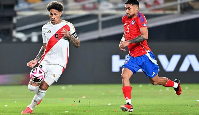 Paolo Guerrero es titular y capitán de la selección peruana en este partido ante Chile. Foto: Conmebol