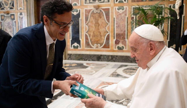 En mayo de este año, Umaña le regaló al Papa Francisco el libro: "Guerra Nuclear, un escenario" de la periodista Annie Jacobsen. Fotografía: Oficina de prensa de la Santa Sede.