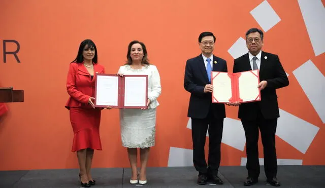 La presidenta Dina Boluarte y el Chief Executive de Hong Kong, John Lee Ka-chiu, estuvieron presentes en la firma del TLC con Hong. Foto: Presidencia