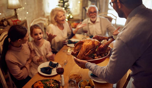 El pavo asado es el plato principal en la mayoría de las cenas del Día de Acción de Gracias, acompañado de relleno, puré de papas, salsa de arándanos y otros acompañamientos. Foto: Expansión