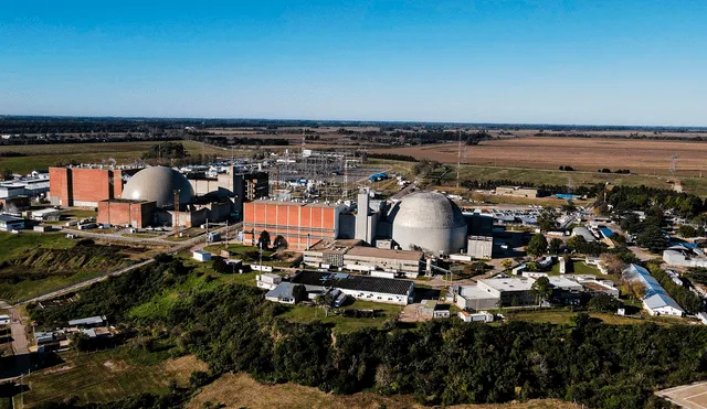 Las centrales nucleares generan energía eléctrica mediante la fisión nuclear, un proceso que libera una gran cantidad de energía al dividir átomos de uranio o plutonio. Foto: Econo Journal.