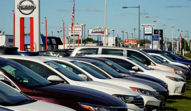 La pandemia ha alterado las cadenas de suministro y aumentado la demanda de SUV y camionetas más costosas, dejando pocas opciones asequibles para los compradores. Foto: composición LR/AFP.