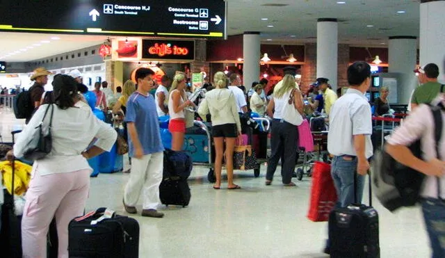 La indignación ha llevado a algunos pasajeros a solicitar la intervención de las autoridades locales en el Aeropuerto Internacional de Miami. Foto: Hosteltur