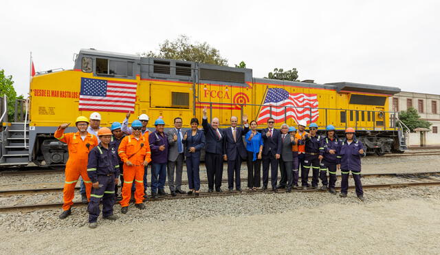 Firma de acuerdo. En esta foto salen las autoridades de EEUU y Perú que oficializaron ‘donación’ de vagones y locomotoras. Foto: difusión