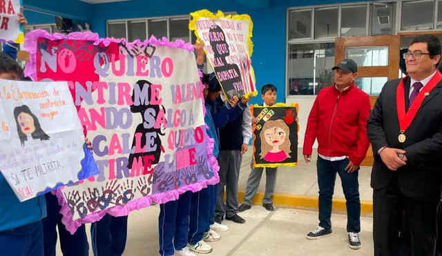 Durante el evento, De la Cuba instó a la población escolar a trabajar por una sociedad menos violenta y más justa.