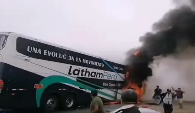 Pasajeros lograron escapar del incendio en bus. Foto: Alerta Perú