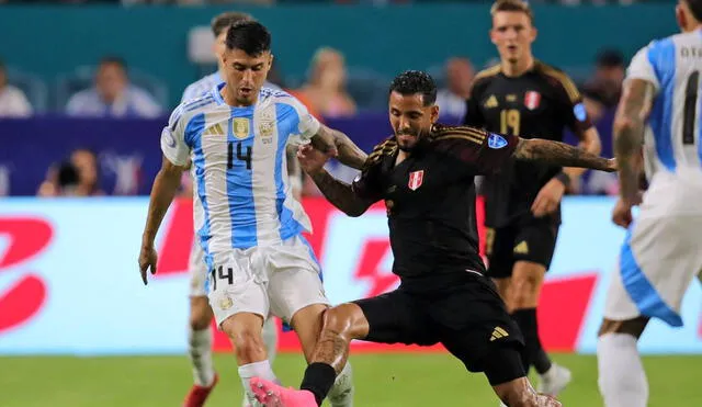 La selección peruana cayó 2-0 ante la argentina por la ida en el Nacional. Foto: AFP