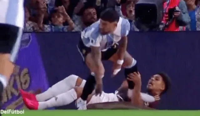 La dura falta que sufrió Paolo Guerrero en el Perú vs Argentina. Foto: TyC Sports