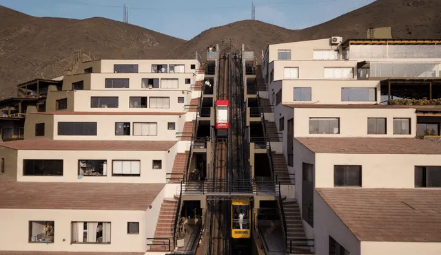 En uno de los cerros de Surco se encuentra un elevador que recorre 20 y que traslada a los vecinos de las faldas del cerro a la cima sin tener que subir escaleras. Foto: Ejevisual