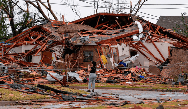 El tornado, que alcanzó vientos de 266 km/h, destruyó hogares y dejó a cientos de personas sin vivienda. La rápida reacción de la familia fue crucial para su supervivencia. Foto: CNN