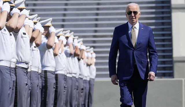 Joe Biden ha escenificado su apoyo a Ucrania en todo momento. Foto: Composición LR/Forbes México