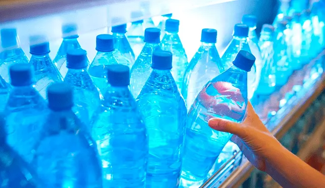 Científicos han logrado fabricar agua en laboratorio mediante la combinación de oxígeno e hidrógeno, un proceso químico avanzado pero costoso. Foto: Canva