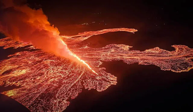 Un volcán de la península de Reykjanes en Islandia erupcionó este miércoles, enviando magma hacia la Laguna Azul y forzando la evacuación de Grindavík, con más de 50 hogares desalojados. Foto: Departamento de Seguridad Pública de la Policía Nacional