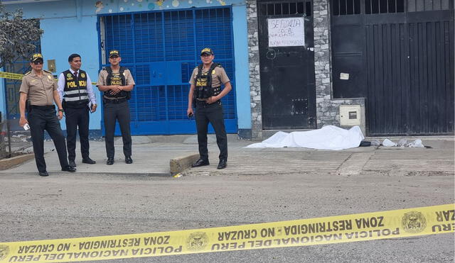 La Policía Nacional del Perú acordonó la escena del crimen y comenzó la investigación; se encontraron casquillos de bala y se busca esclarecer los motivos detrás del ataque. Foto: Cristina Gálvez/LR