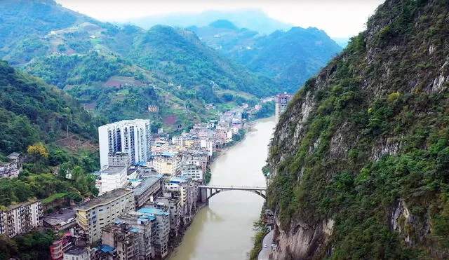 Dividida por el río Nanxi, Yanjin se extiende a lo largo de varios kilómetros, con edificios construidos sobre pilotes para mitigar inundaciones. Foto: captura Guizhou Li Jun/YouTube