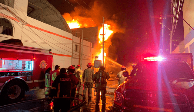 Incendio continúan atendiéndose en San Martín de Porres. Foto: Municipalidad de SMP