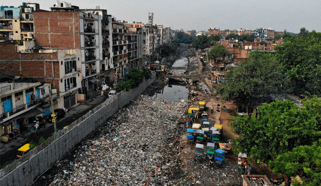 En India recomiendan no acudir a trabajar si los centros laborales no tienen purificadores. Foto: Al diálogo.