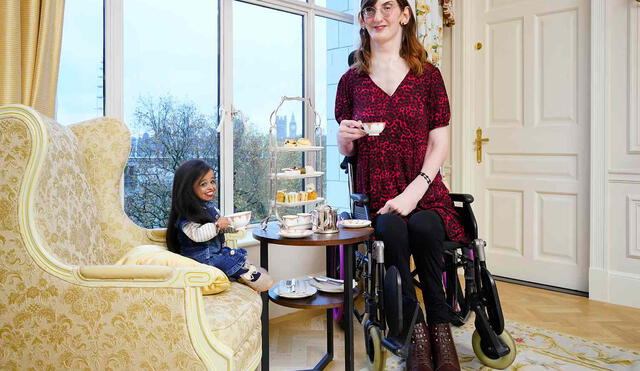 La imagen de Rumeysa y Jyoti tomando el té juntas es un gran recordatorio de la diversidad y el respeto. Foto: El País