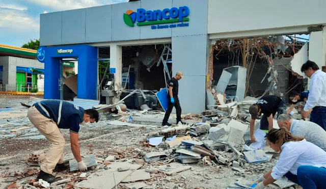 Los delincuentes redujeron a un guardia de la zona, explosionaron el banco y huyeron en pocos minutos. Foto: La Clave.