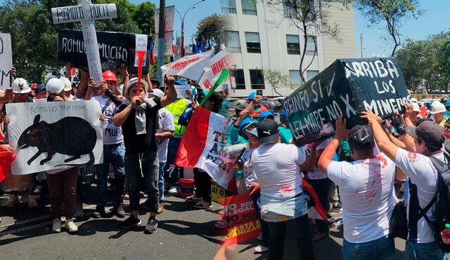 Mineros realizan protestas en las afueras del Congreso a fin de que sus pedidos sean escuchados y se amplíe la fecha límite para la inscripción en el REINFO/Composición LR/Foto: Fiorella Alvarado