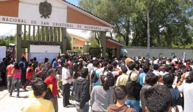 El examen de admisión 2025-II de la Universidad Nacional San Cristóbal de Huamanga se llevó a cabo el 24 de noviembre en Ayacucho, convocando a miles de postulantes por 663 vacantes. Foto: Andina