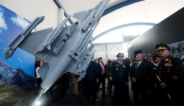 El ministro de Defensa, Walter Astudillo, y comandante general de la FAP, Carlos Chávez Cateriano, ante una maqueta del caza sueco Gripen. Foto: Mindef.